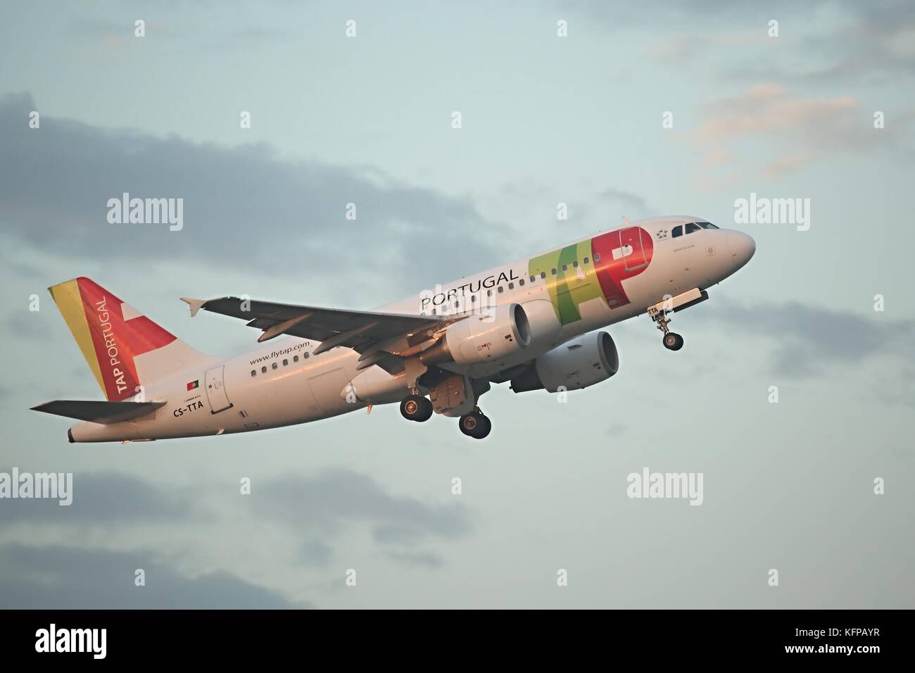 Piano tenendo spento Foto Stock