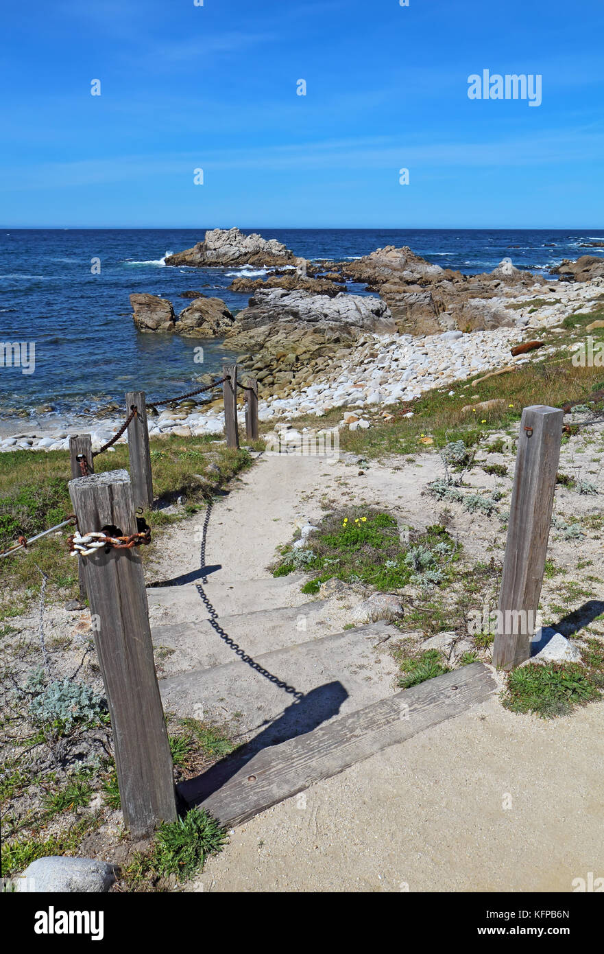 Scale e passerella per la spiaggia rocciosa a stato asilomar beach sulla penisola di Monterey in Pacific Grove, verticale della California Foto Stock