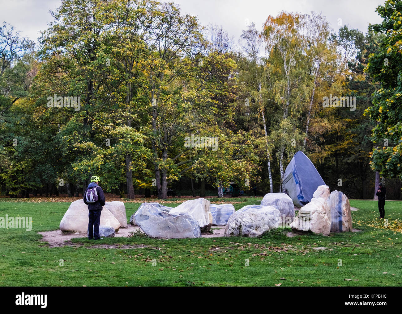 Berlino,MitteTiergarten park.Global stone Project.5 gruppi di pietre rappresentano i continenti.Il 21 giugno le pietre sono collegati dal riflesso dei raggi solari Foto Stock