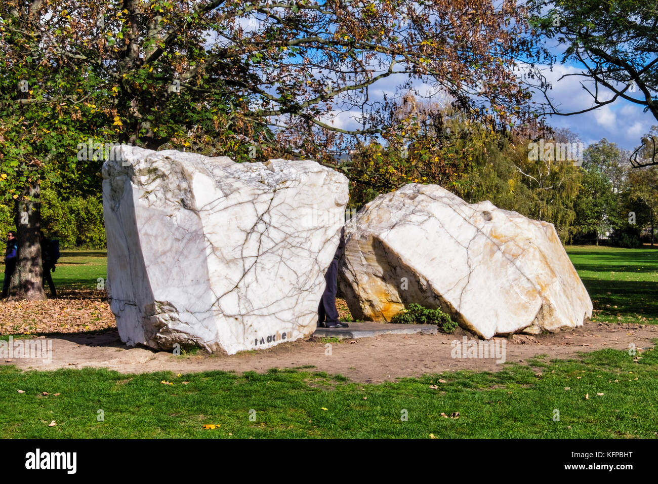 Berlino,MitteTiergarten park.Global stone Project.5 gruppi di pietre rappresentano i continenti.Il 21 giugno le pietre sono collegati dal riflesso dei raggi solari Foto Stock