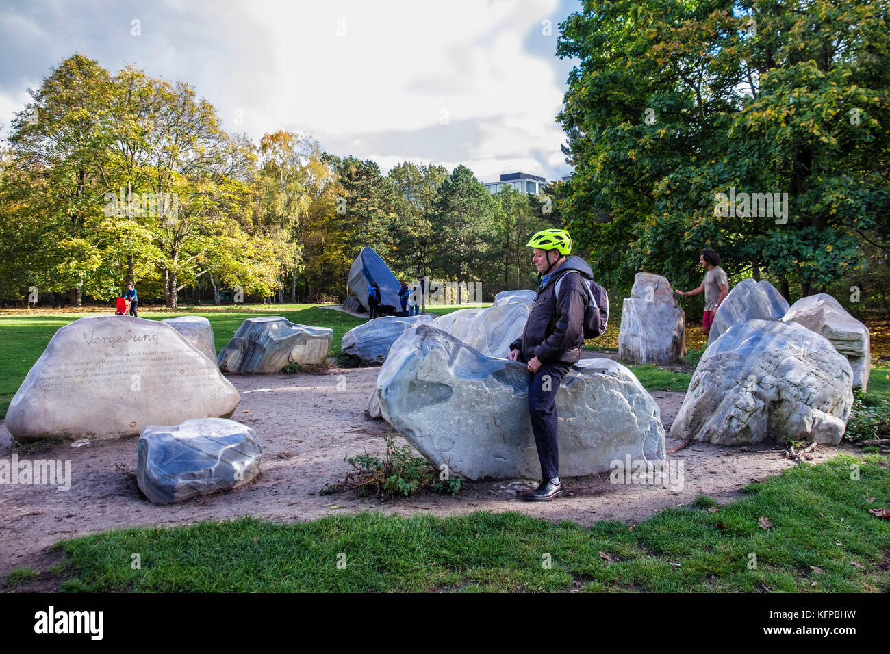 Berlino,MitteTiergarten park.Global stone Project.5 gruppi di pietre rappresentano i continenti.Il 21 giugno le pietre sono collegati dal riflesso dei raggi solari Foto Stock