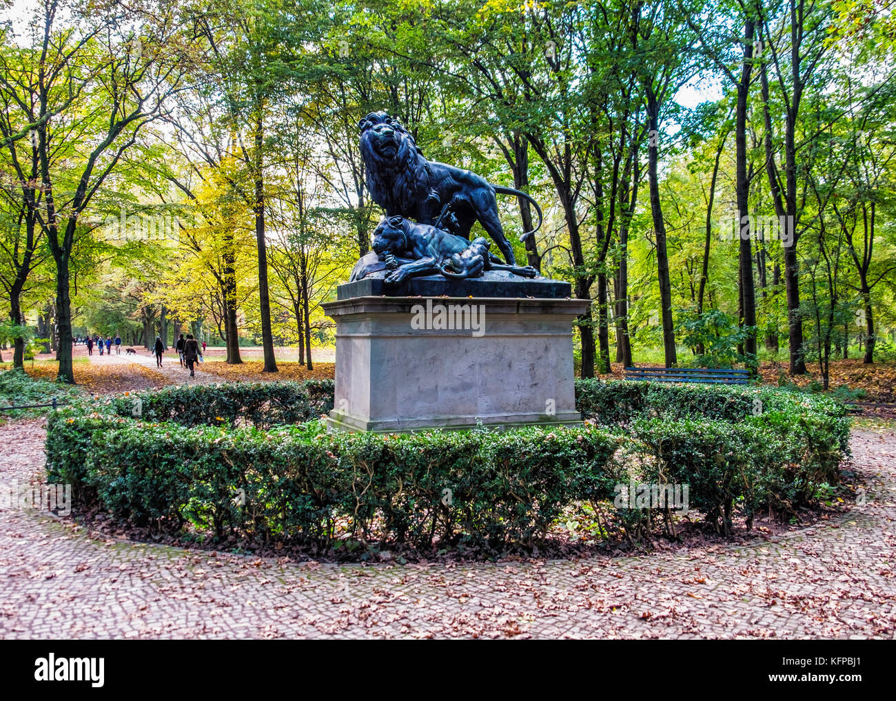 Berlino, Mitte Tiergarten,parco pubblico.scultura in bronzo del gruppo dei leoni - lion, leonessa morente e due cuccioli dallo scultore, Wilhem Wolff 1872 Foto Stock