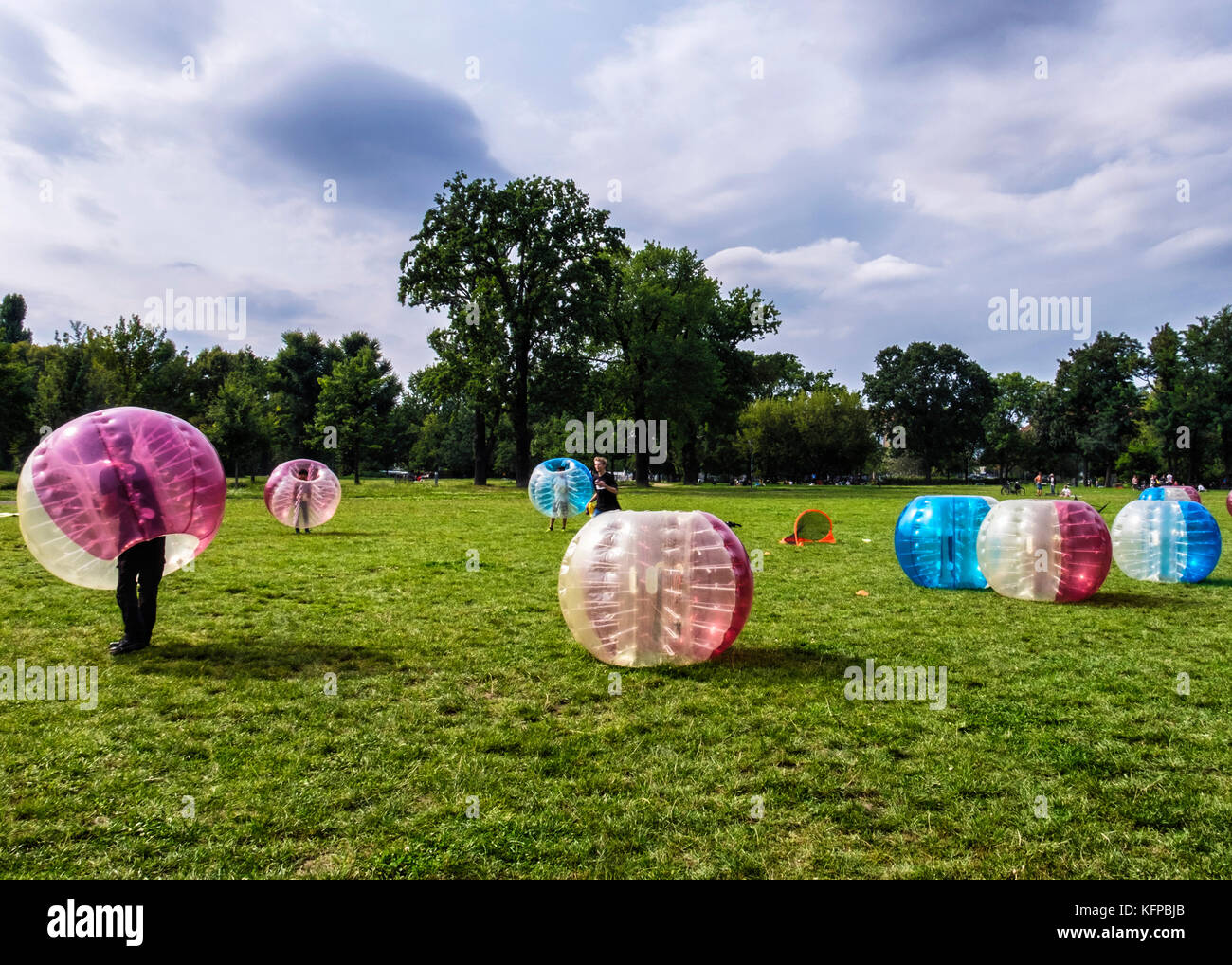 Berlin volkspark priedrichshain, parco pubblico. Il campo pronto per la cupola gonfiabile la sfera del gioco del calcio Foto Stock