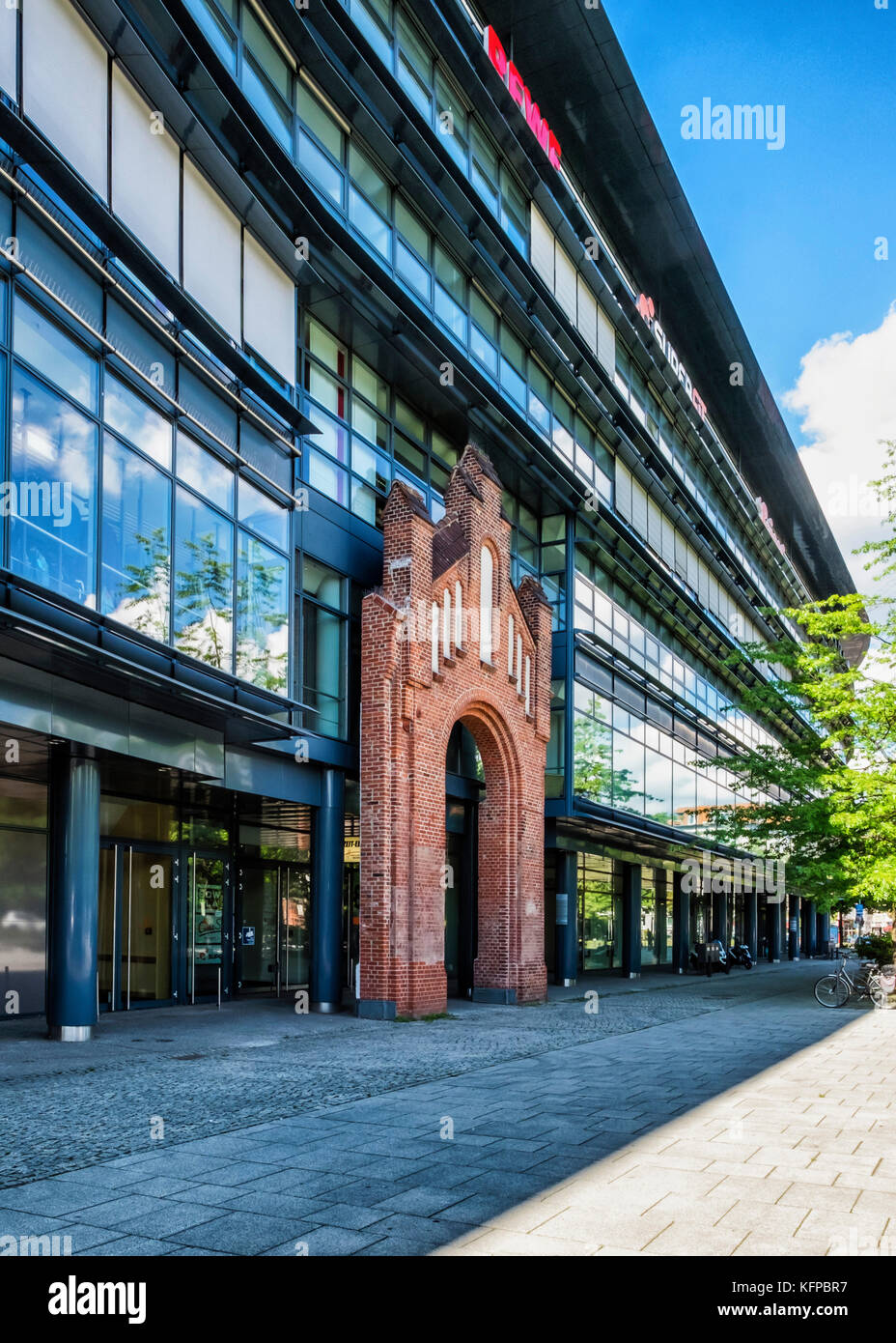 Berlino Tegel,.Hallen Am Borsigturm,lussuoso shopping centre, Borsig Tower shopping mall in ex Borsig fabbrica. Storico edificio in mattoni della facciata esterna Foto Stock