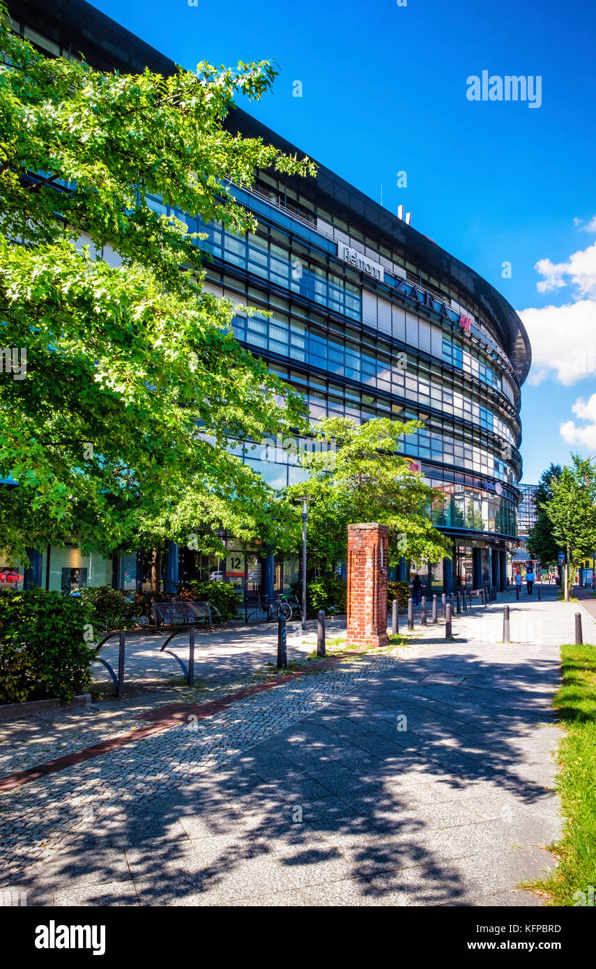 Berlino Tegel,.Hallen Am Borsigturm,lussuoso shopping centre, Borsig Tower shopping mall in ex Borsig fabbrica. Storico edificio di mattoni esterno & faca Foto Stock