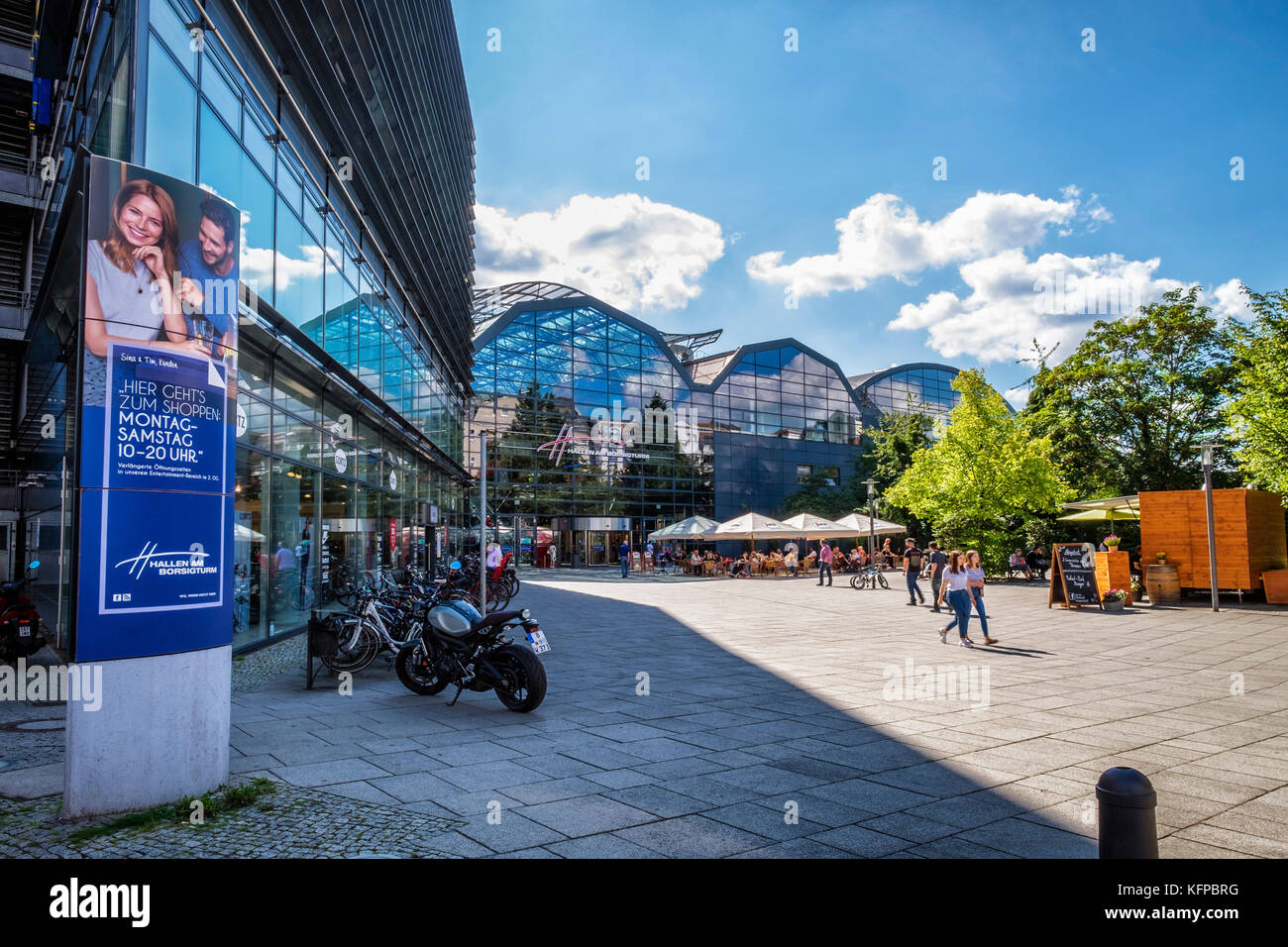 Berlino Tegel,.Hallen Am Borsigturm,lussuoso shopping centre, Borsig Tower shopping mall in ex Borsig fabbrica. Quadro di acciaio esterna e facciata Foto Stock