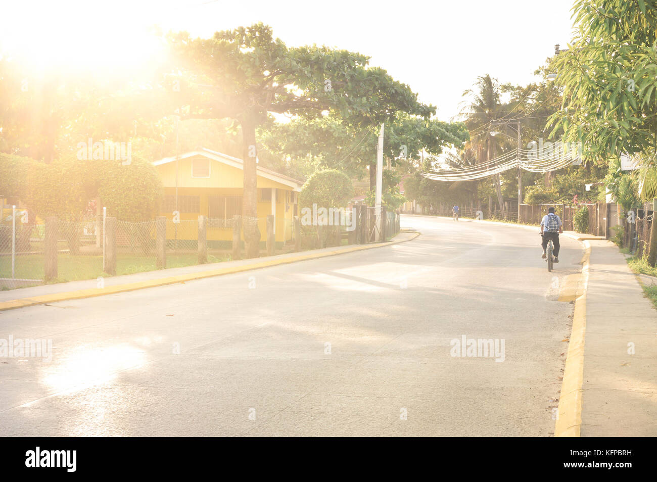 Strade soleggiate di una piccola cittadina rurale caraibica di Omoa in Honduras, America Centrale Foto Stock