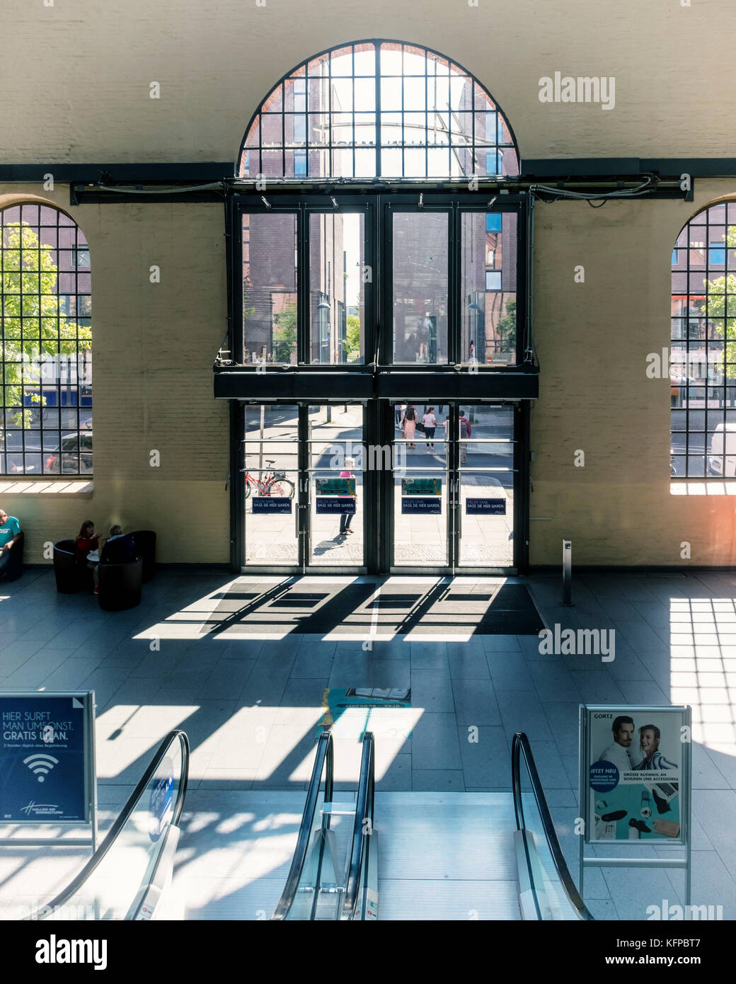 Berlino Tegel,.Hallen Am Borsigturm,lussuoso shopping centre, Borsig Tower shopping mall in ex Borsig factory workshop. Building Interior,Telaio in acciaio Foto Stock