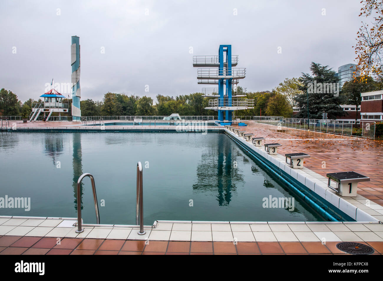 Piscina pubblica, chiuso per la stagione in autunno, piattaforma subacquea, gruga bad, essen, Germania Foto Stock