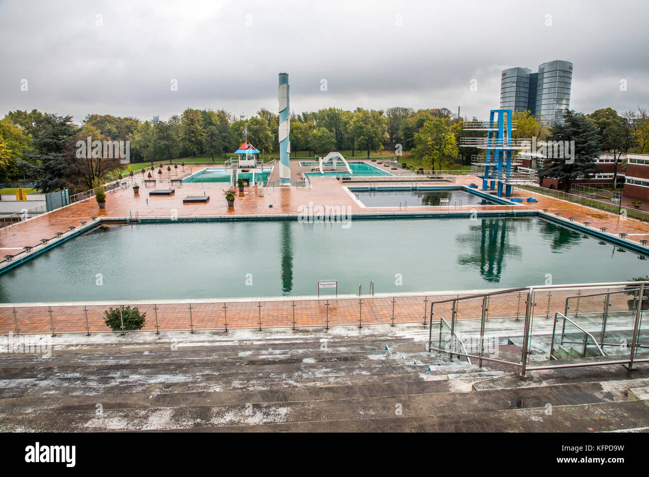 Piscina pubblica, chiuso per la stagione in autunno, gruga bad, essen, Germania Foto Stock