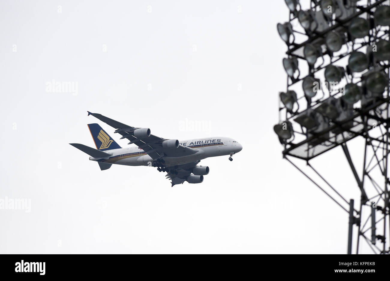 Singapore Airlines piano con brentford football ground washer fotografia scattata da simon dack Foto Stock