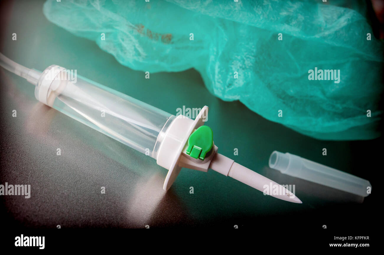 Sgocciolare sulla tabella delle operazioni in un laboratorio, immagine concettuale Foto Stock