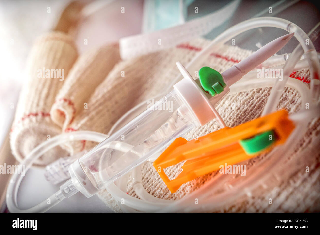 Sgocciolare sulla tabella delle operazioni in un laboratorio, immagine concettuale Foto Stock