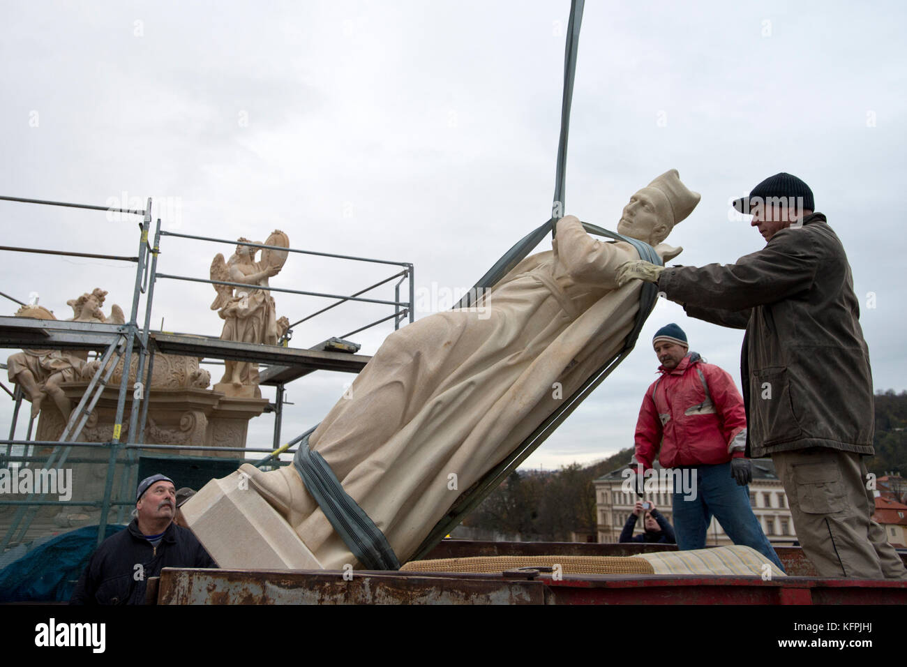 Sostituire precedentemente rimosso originale. 31 ott 2017. UNA COPIA, dello scultore jiri kacer (a destra), di san Francesco borghia da Ferdinando maxmilian brokoff scultura viene installata su di Praga è il Ponte Carlo per sostituire precedentemente rimosso originale, giovedì 31 ottobre, 2017. Credito: Michal kamaryt/ctk foto/alamy live news Foto Stock