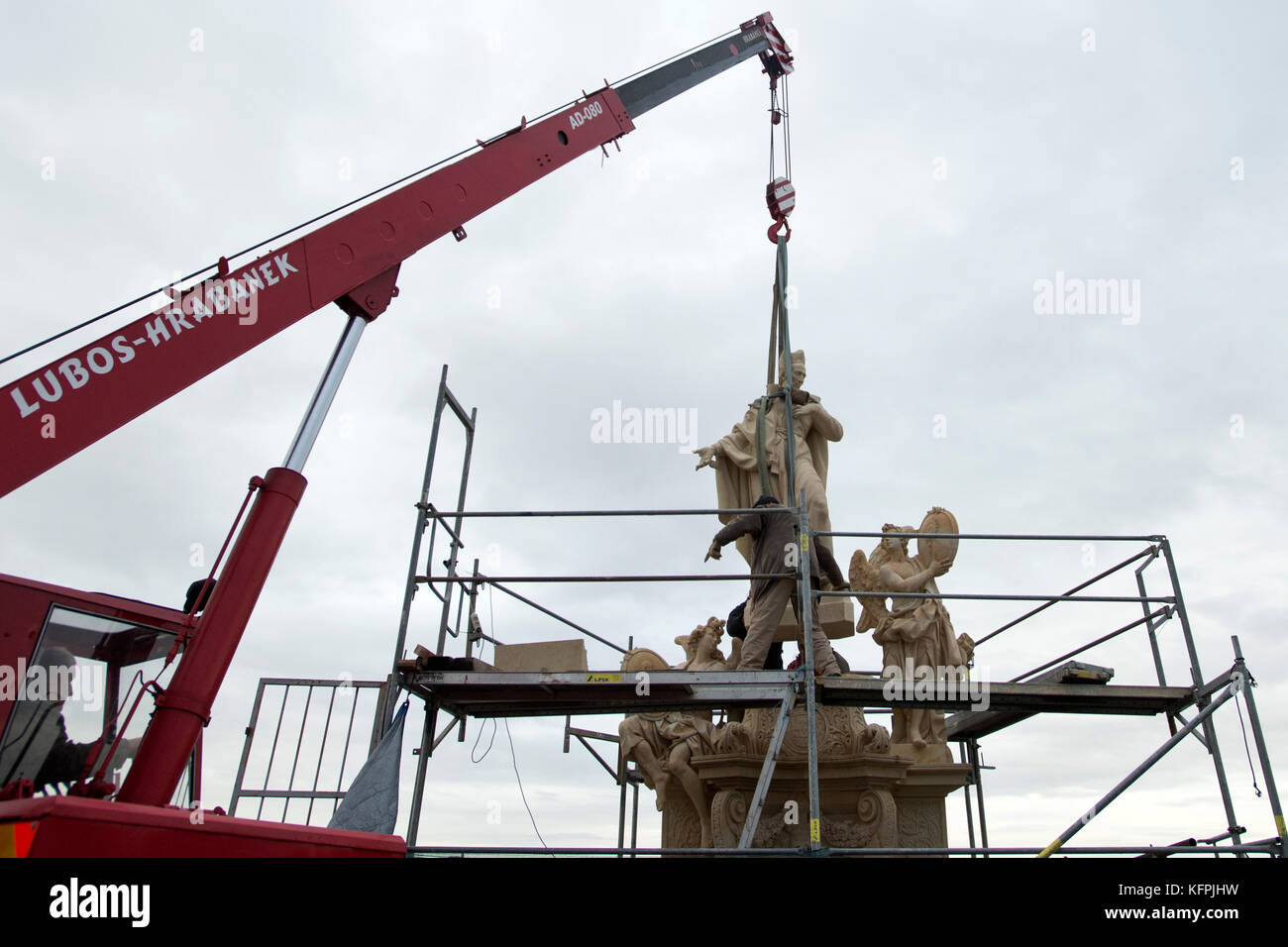 Sostituire precedentemente rimosso originale. 31 ott 2017. UNA COPIA, dello scultore jiri kacer, di san Francesco borghia da Ferdinando maxmilian brokoff scultura viene installata su di Praga è il Ponte Carlo per sostituire precedentemente rimosso originale, giovedì 31 ottobre, 2017. Credito: Michal kamaryt/ctk foto/alamy live news Foto Stock