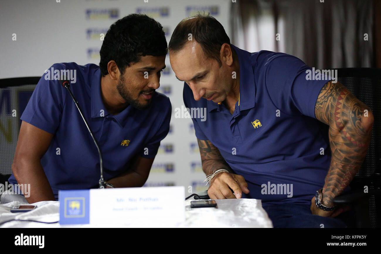 Colombo, Sri lanka. 31 ott 2017. sri lanka di test cricket capitano dinesh chandimal(l) sri lanka di cricket coach pothas nic(r) nel corso di una conferenza stampa a Colombo in data 31 ottobre 2017. Credito: lahiru harshana/alamy live news Foto Stock