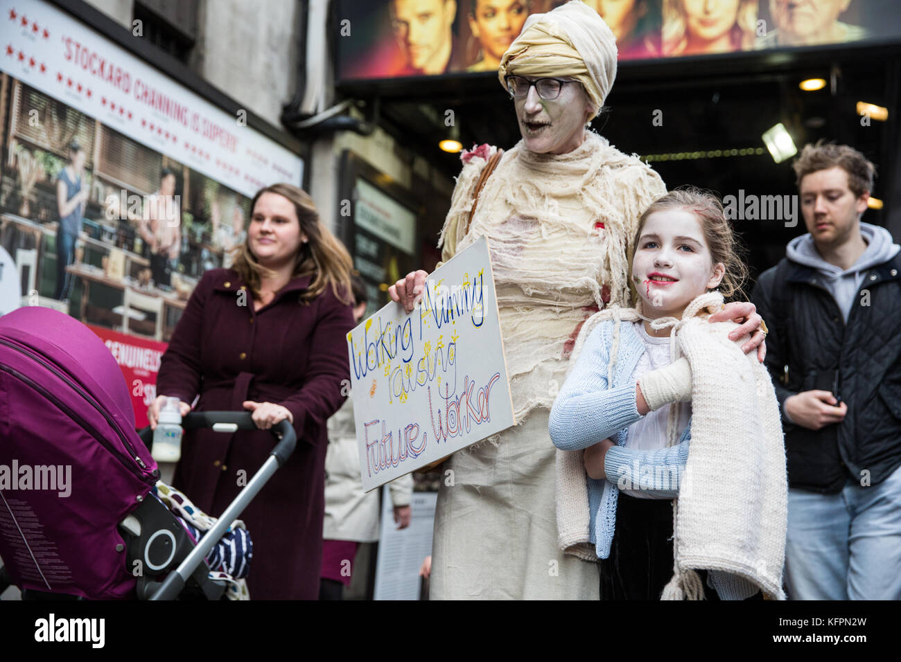 Londra, Regno Unito. Il 31 ottobre 2017. i sostenitori di unire la gravidanza poi avvitata marzo da Trafalgar square a piazza del Parlamento del marzo delle mummie a sostegno dei migliori diritti per le mamme che lavorano su halloween prima di presentare una serie di cinque richieste alla mps. dimostranti travestiti da mummie a simboleggiare obsoleta la legislazione attualmente in vigore e simili marche ha avuto luogo a Belfast, Cardiff, glasgow, Newcastle e Manchester. Credito: mark kerrison/alamy live news Foto Stock