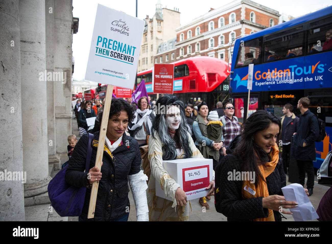 Londra, Regno Unito. Il 31 ottobre 2017. i sostenitori di unire la gravidanza poi avvitata marzo da Trafalgar square a piazza del Parlamento del marzo delle mummie a sostegno dei migliori diritti per le mamme che lavorano su halloween prima di presentare una serie di cinque richieste alla mps. dimostranti travestiti da mummie a simboleggiare obsoleta la legislazione attualmente in vigore e simili marche ha avuto luogo a Belfast, Cardiff, glasgow, Newcastle e Manchester. Credito: mark kerrison/alamy live news Foto Stock