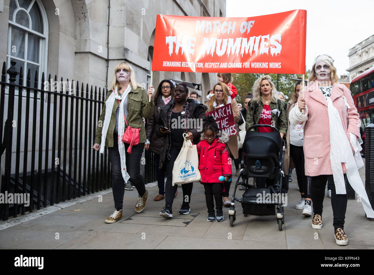 Londra, Regno Unito. Il 31 ottobre 2017. i sostenitori di unire la gravidanza poi avvitata marzo da Trafalgar square a piazza del Parlamento del marzo delle mummie a sostegno dei migliori diritti per le mamme che lavorano su halloween prima di presentare una serie di cinque richieste alla mps. dimostranti travestiti da mummie a simboleggiare obsoleta la legislazione attualmente in vigore e simili marche ha avuto luogo a Belfast, Cardiff, glasgow, Newcastle e Manchester. Credito: mark kerrison/alamy live news Foto Stock