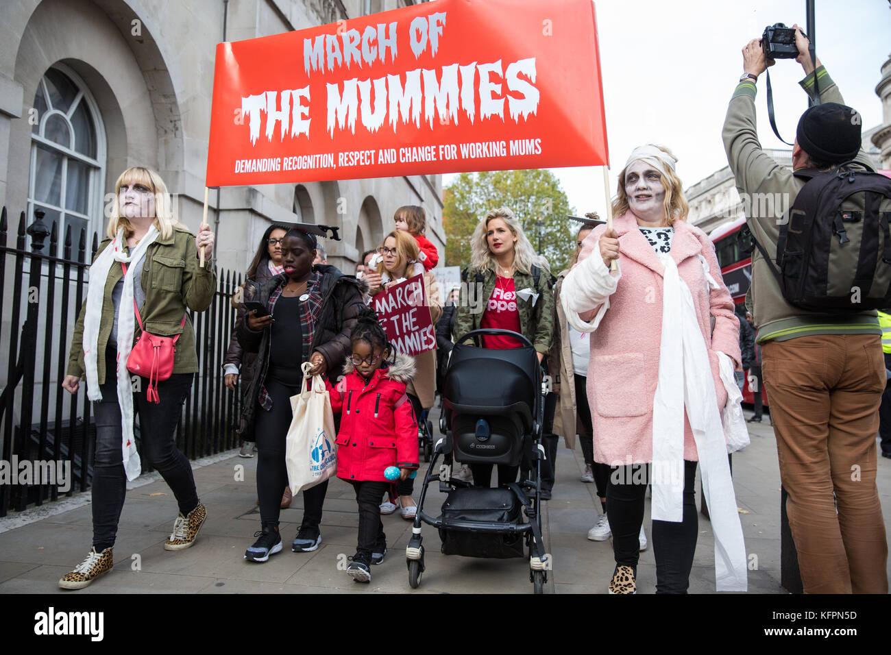 Londra, Regno Unito. Il 31 ottobre 2017. i sostenitori di unire la gravidanza poi avvitata marzo da Trafalgar square a piazza del Parlamento del marzo delle mummie a sostegno dei migliori diritti per le mamme che lavorano su halloween prima di presentare una serie di cinque richieste alla mps. dimostranti travestiti da mummie a simboleggiare obsoleta la legislazione attualmente in vigore e simili marche ha avuto luogo a Belfast, Cardiff, glasgow, Newcastle e Manchester. Credito: mark kerrison/alamy live news Foto Stock