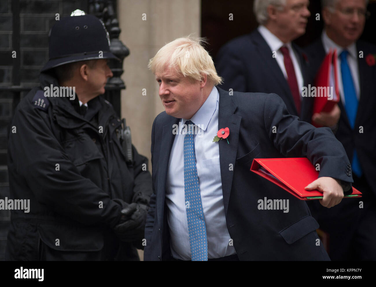 Downing Street, Londra, Regno Unito. 31 ottobre 2017. Boris Johnson, Segretario di Stato per gli Affari Esteri e del Commonwealth, Ministro degli Esteri, lascia 10 Downing Street in una grigia mattinata di autunno dopo la riunione del gabinetto. Sullo sfondo, David Davies, Segretario della Brexit, e Sir Michael Fallon - che annuncia le sue dimissioni un giorno dopo come Segretario della Difesa Credit: Malcolm Park/Alamy Live News. Foto Stock