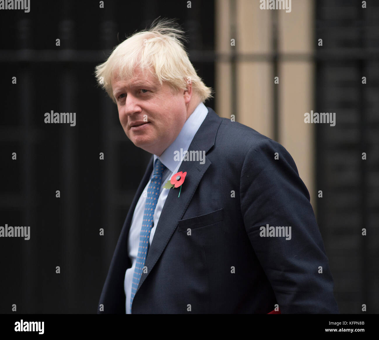 Downing Street, Londra, Regno Unito. 31 ottobre 2017. Boris Johnson, Segretario di Stato per gli Affari Esteri e del Commonwealth, Ministro degli Esteri, lascia 10 Downing Street in una grigia mattinata di autunno dopo la riunione del gabinetto. Credit: Malcolm Park/Alamy Live News. Foto Stock