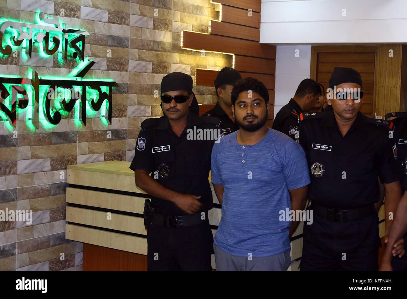 Bangladesh. Il 31 ottobre, 2017. I membri di una rapida azione battaglione (Rab) arrestato quattro membri del vietato outfit militante Jama'fornitura ATUL Mujahideen Bangladesh (JMB) includente un primo ufficiale Shabbir (c) della bandiera nazionale carrier Biman Bangladesh Airlines su oneri di attività militante e la tracciatura di sabotaggio con aeromobili il martedì 31 ottobre, 2017. Foto Stock