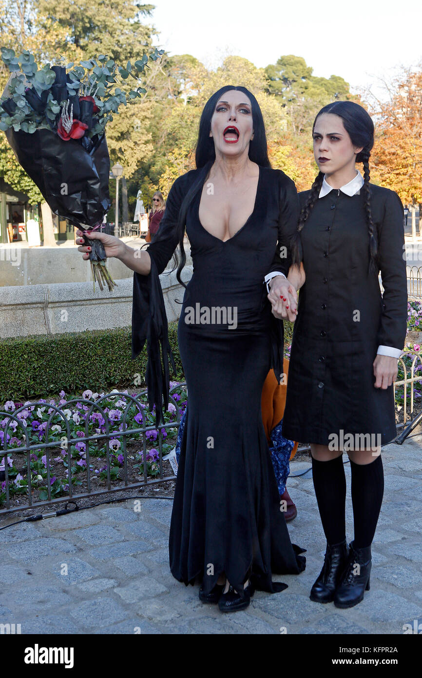 Morticia mercoledì e venerdì addams celebra Halloween nel parco del Retiro  di Madrid con il monmumento dell'angelo caduto in madrid martedì 31 ottobre  2017. Credito: gtres información más comuniación sulla linea, s.l./alamy