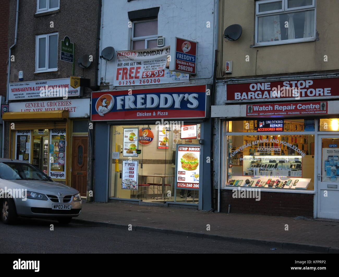 Blackburn, capitale da asporto. Il fast food capitale. Fast food sulla sommità della banca. Attraversata la strada da San Wilfred di alta scuola. Foto Stock