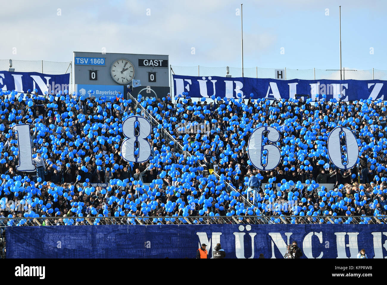 1860 Fanblock,fan,Fussballfans, Choreogaphie Fussball Regionalliga Bayern: TSV Munich 1860-SpVgg Bayreuth 3-0, 19.Spieltag,Spieltag19,Saison 2017/18 am 31.10.2017,Stadion an der Gruenwalder Strasse. |utilizzo in tutto il mondo Foto Stock