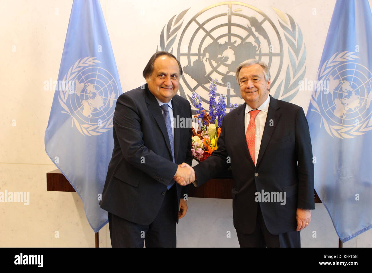 Onu, new york, Stati Uniti d'America. 31 ott 2017. onu sec-gen Antonio Guterres ha incontrato consiglio Onu per i diritti umani presidente joaquin alexander maza martelli, in mezzo alle minacce di noi smettere di HRC. Credito: Matthew russell lee/alamy live news Foto Stock