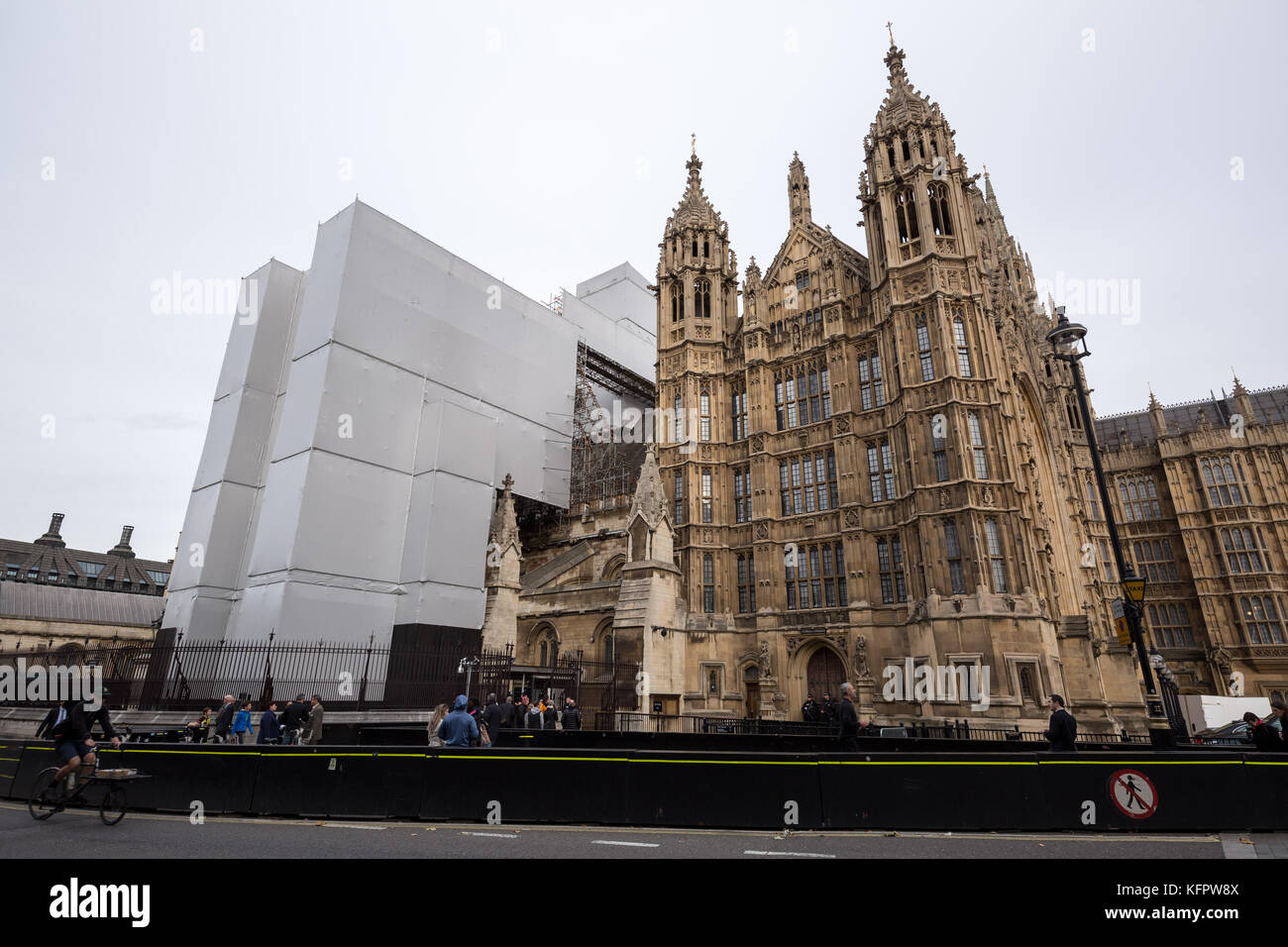 Londra, Regno Unito. 31 ott 2017. Il Westminster agli edifici del Parlamento visto con i ponteggi e la copertura per il continuo programma di rinnovamento che potrebbe prendere 4 anni e il costo £29m. Credito: Guy Corbishley/Alamy Live News Foto Stock