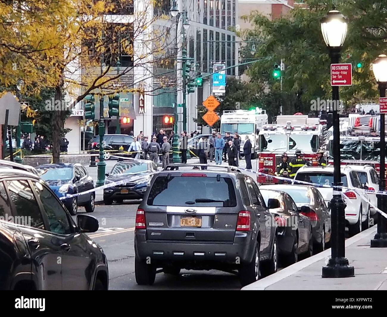 La città di new york, Stati Uniti d'America. 31 ott 2017. polizia, vigili del fuoco, Bomb Squad e patria delle forze di sicurezza circondano area dove un attentato terroristico avvenuto a nyc. un autista Uccide diverse persone in un camion noleggio nella città di new york, 31 ottobre 2017. È stato riportato il sospetto è stato catturato vivo dalla polizia a seguito di guida di un carrello a noleggio su un popolare percorso in bicicletta lungo il fiume Hudson nel quartiere Tribeca. Credito: brigette supernova/alamy live news Foto Stock