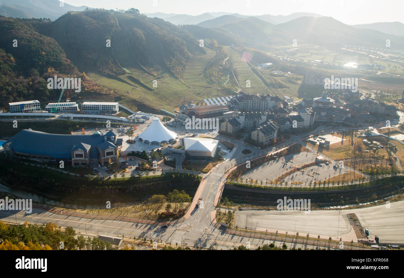 Media Village delle Olimpiadi invernali di PyeongChang, 30 ottobre 2017: Media Village delle Olimpiadi invernali di PyeongChang del 2018 si trova a PyeongChang, a est di Seoul, Corea del Sud. Le XXIII Olimpiadi invernali si terranno per 17 giorni dal 9 al 25 febbraio 2018. Le cerimonie di apertura e chiusura e la maggior parte degli sport sulla neve si svolgeranno nella contea di PyeongChang. La contea di Jeongseon ospiterà eventi di velocità alpina e sport su ghiaccio nella città costiera di Gangneung. Crediti: Lee Jae-won/AFLO/Alamy Live News Foto Stock