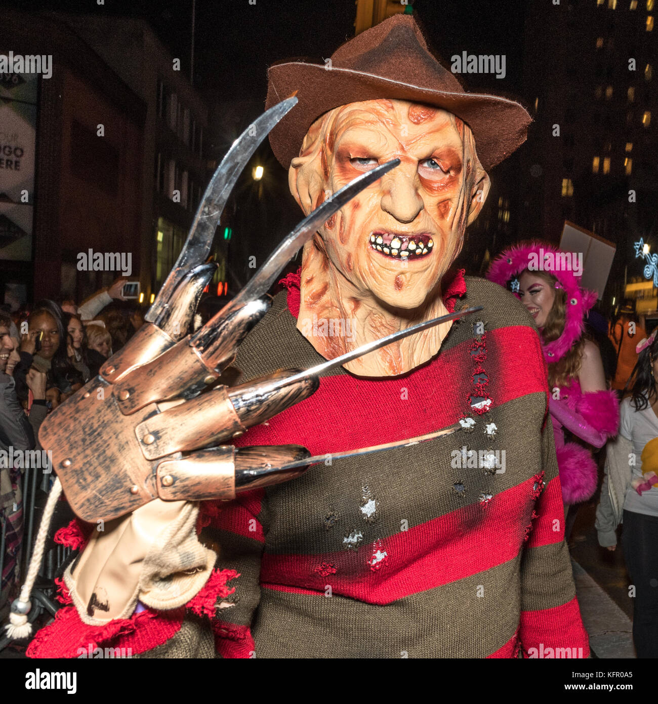 New York, Stati Uniti. 31st ottobre 2017. Un festeggente indossa un costume caratterizzato da Freddy Krueger mentre marches attraverso la 6th Avenue di New York durante la Greenwich Village Halloween Parade. Credit: Enrique Shore/Alamy Live News Foto Stock