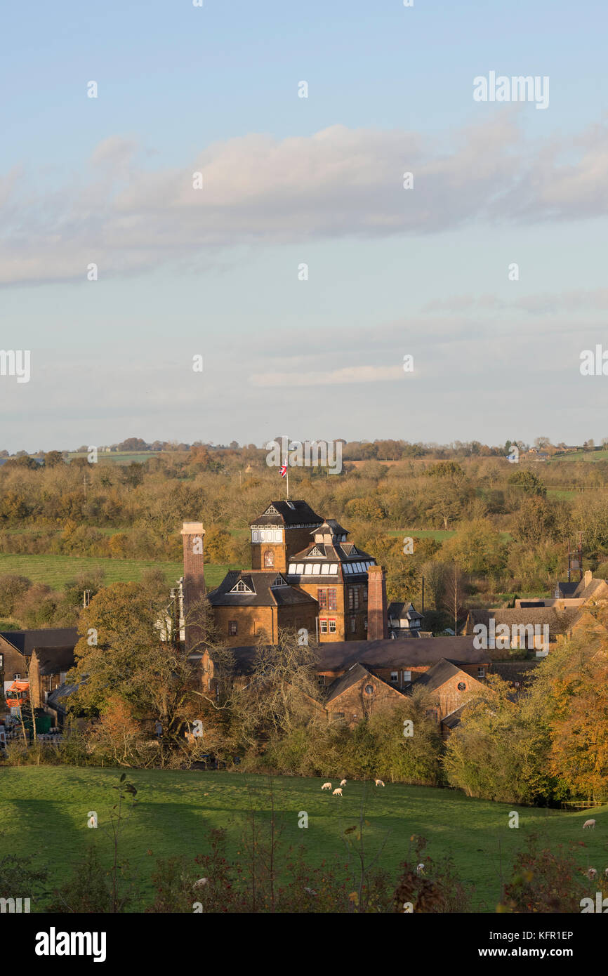 Gancio Norton Brewery in autunno sera la luce del sole. Gancio Norton, Oxfordshire, Inghilterra Foto Stock