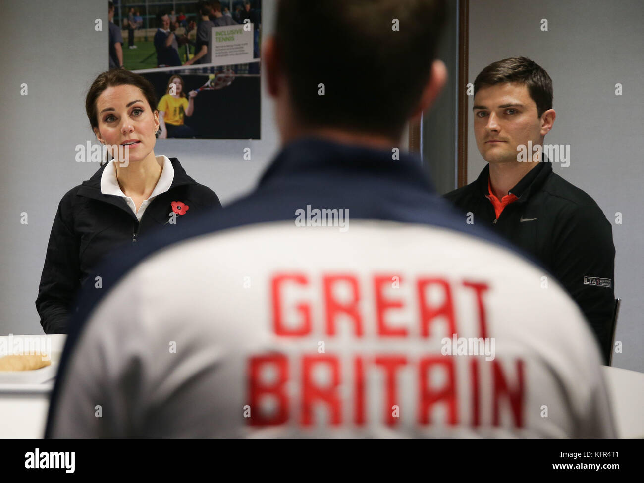 La Duchessa di Cambridge (a sinistra), ascolta durante un briefing dei rappresentanti dell'LTA durante una visita alla Lawn Tennis Association (LTA) presso il National Tennis Center a sud-ovest di Londra. Foto Stock