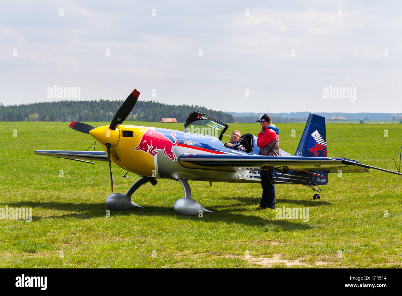 PLASY, REPUBBLICA CECA - APRILE 30: Il pilota di Red Bull Air Race Martin Sonka con il suo aereo acrobatico il 30 aprile 2017 a Plasy. Il pilota ceco Martin Šonka en Foto Stock