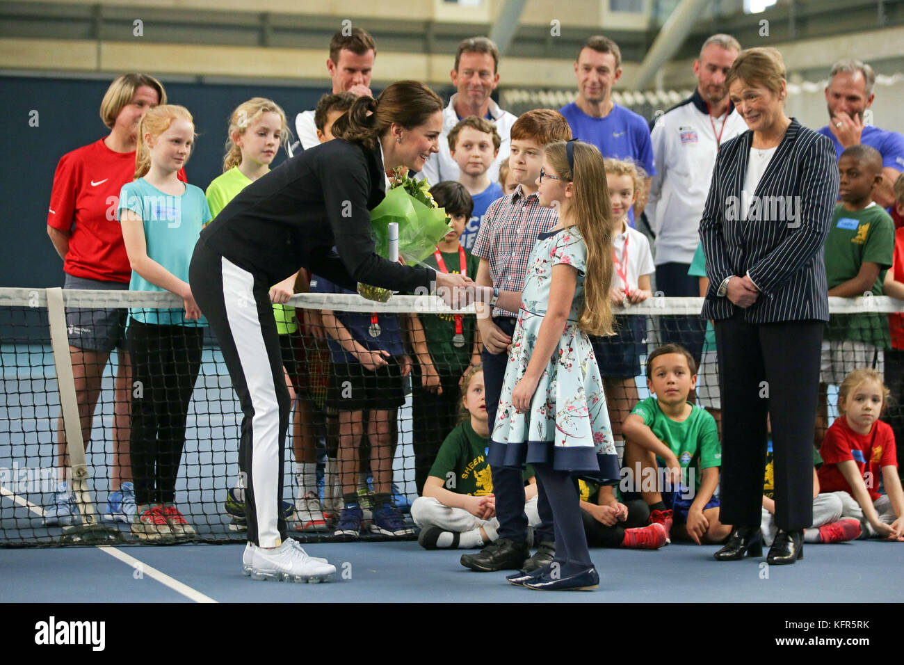 La Duchessa di Cambridge (a sinistra) riceve un mazzo di fiori durante una visita alla Lawn Tennis Association (LTA) presso il National Tennis Center nel sud-ovest di Londra. Foto Stock