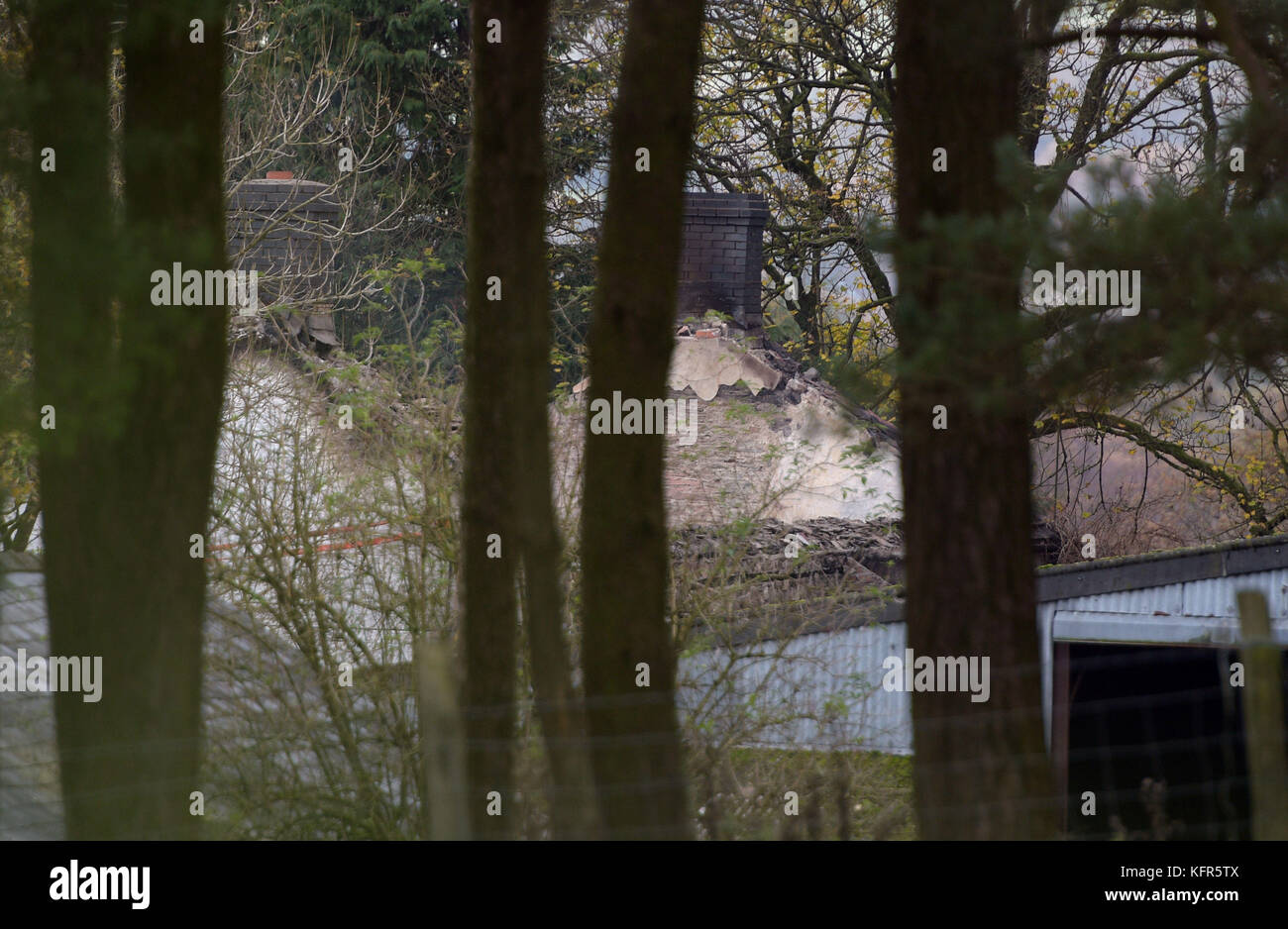 Il tetto mancante da una proprietà in Llangammarch Wells, Powys, dopo che molti membri di una famiglia sono temuti morti dopo un blaze strappato attraverso la fattoria nel Galles rurale. Foto Stock