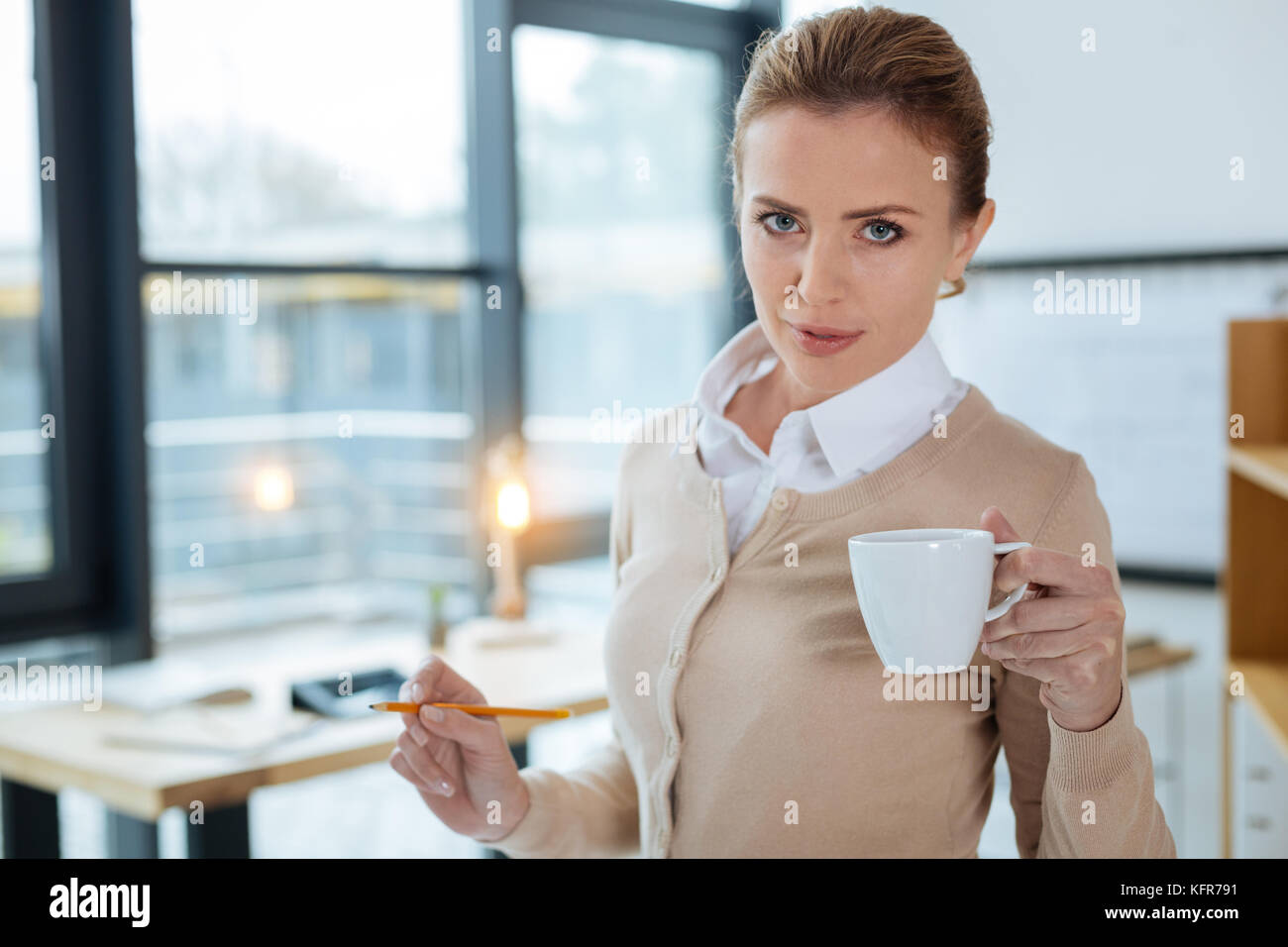 Sguardo attento di affascinanti segretario Foto Stock