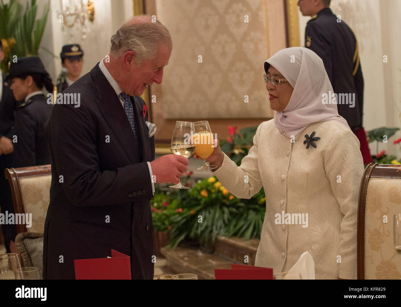 Il Principe del Galles condivide un brindisi con il presidente di Singapore Halimah Yacob durante un ricevimento ufficiale al Palazzo Presidenziale di Singapore all'inizio di un tour autunnale di 11 giorni dell'Asia. Foto Stock