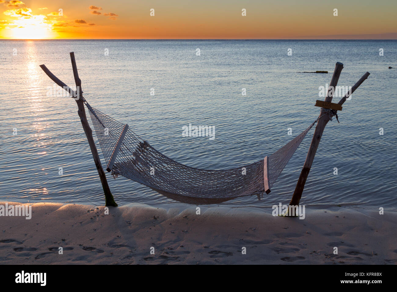Amaca sulla spiaggia di fronte al tramonto le Morne, Mauritius, africa. Foto Stock