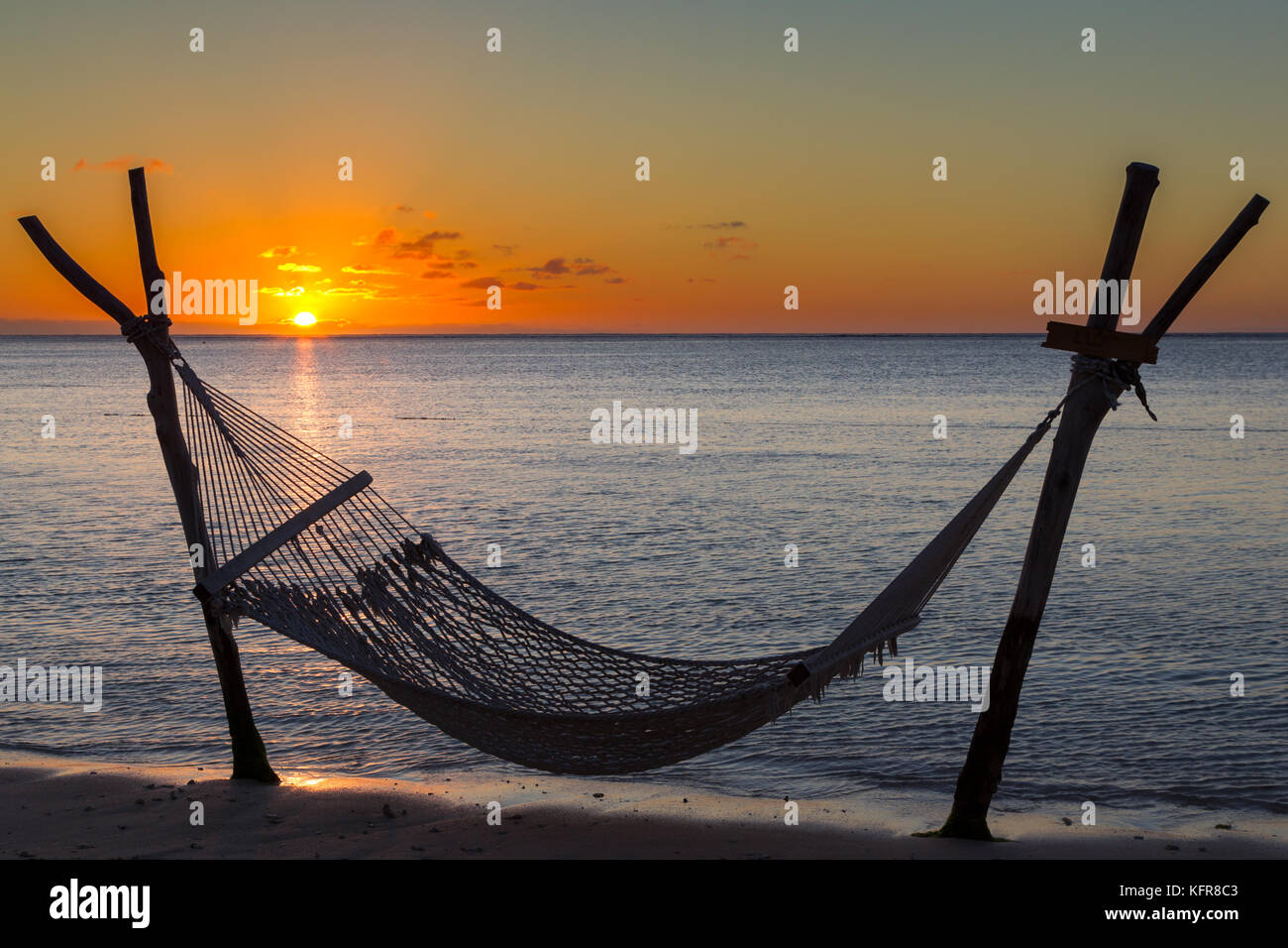 Amaca sulla spiaggia di fronte al tramonto le Morne, Mauritius, africa. Foto Stock