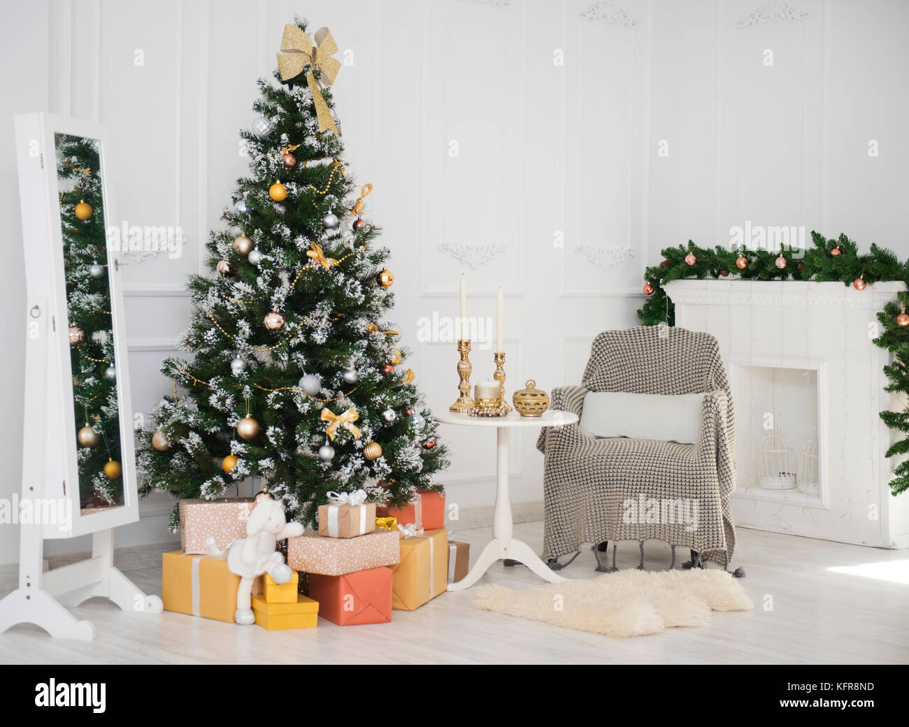 Bellissima vacanza sala decorata con albero di natale Foto Stock