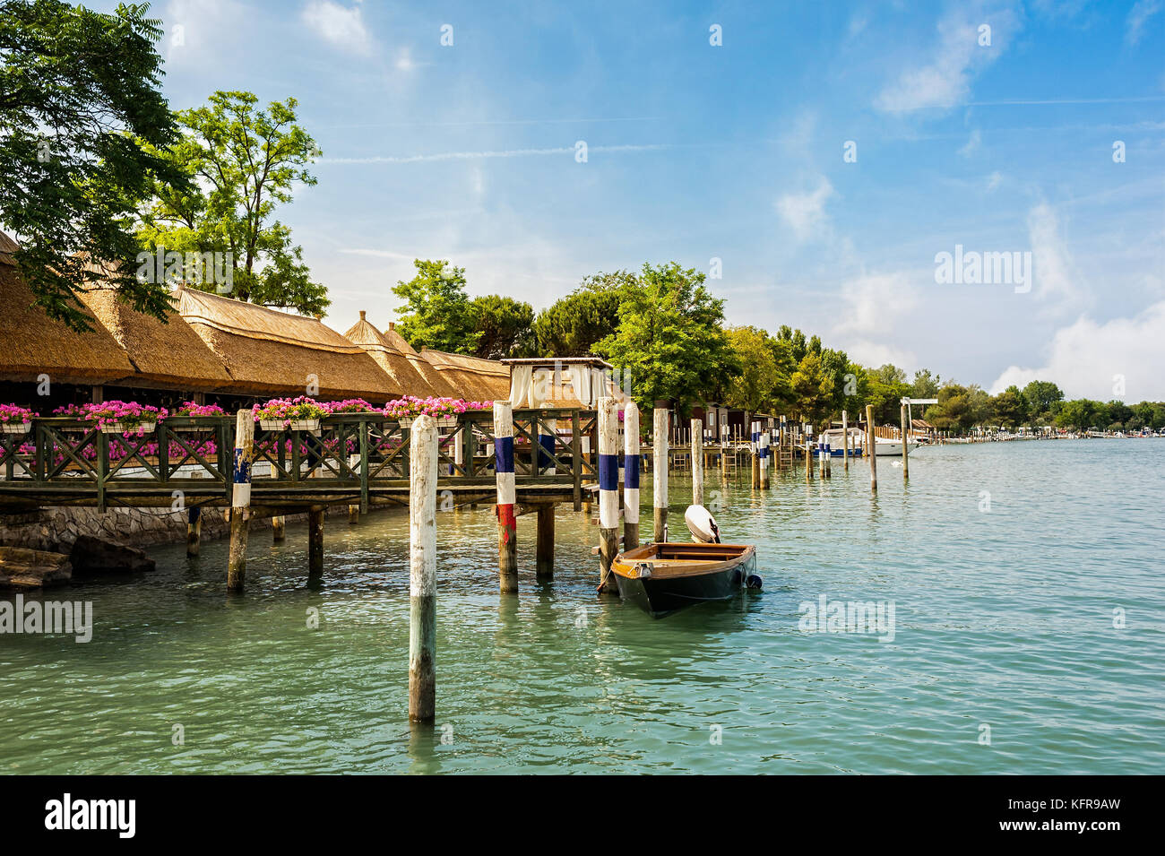 Pali in legno per ormeggio barche sul mare. bibione. Foto Stock