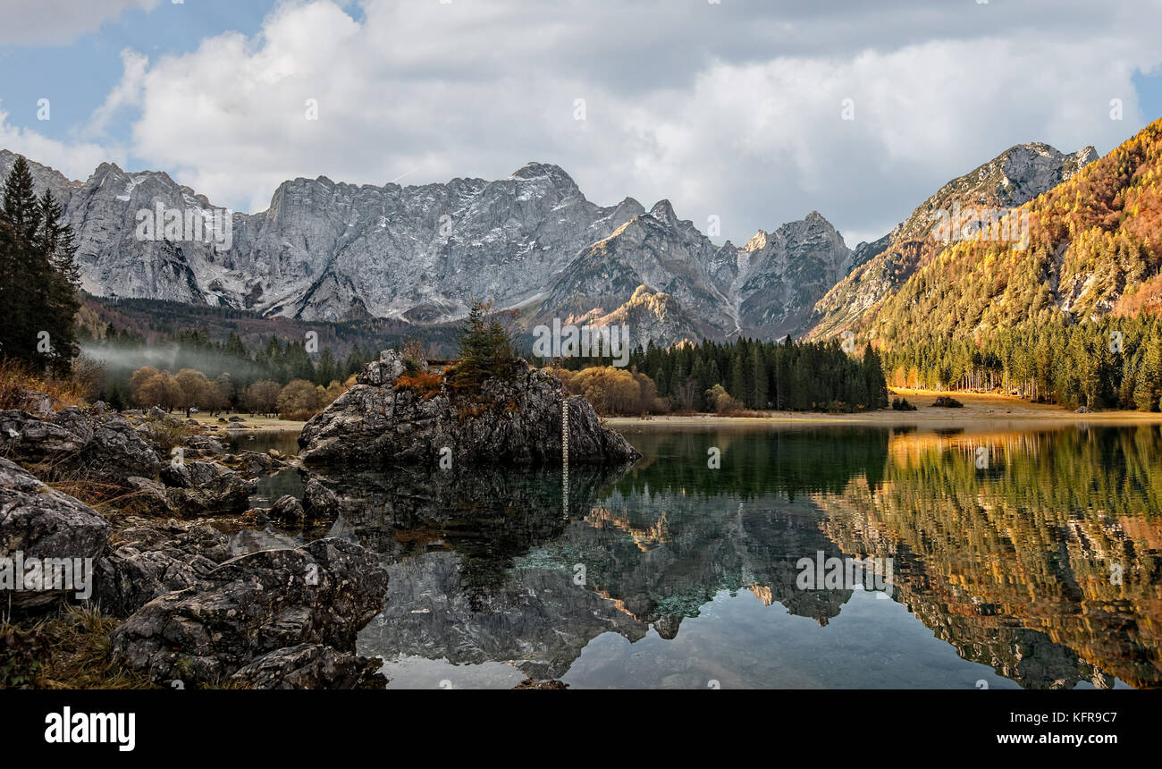 Montagne il panorama del paesaggio alpino con lago. lago di fusine,tarvisio,l'Italia. Foto Stock