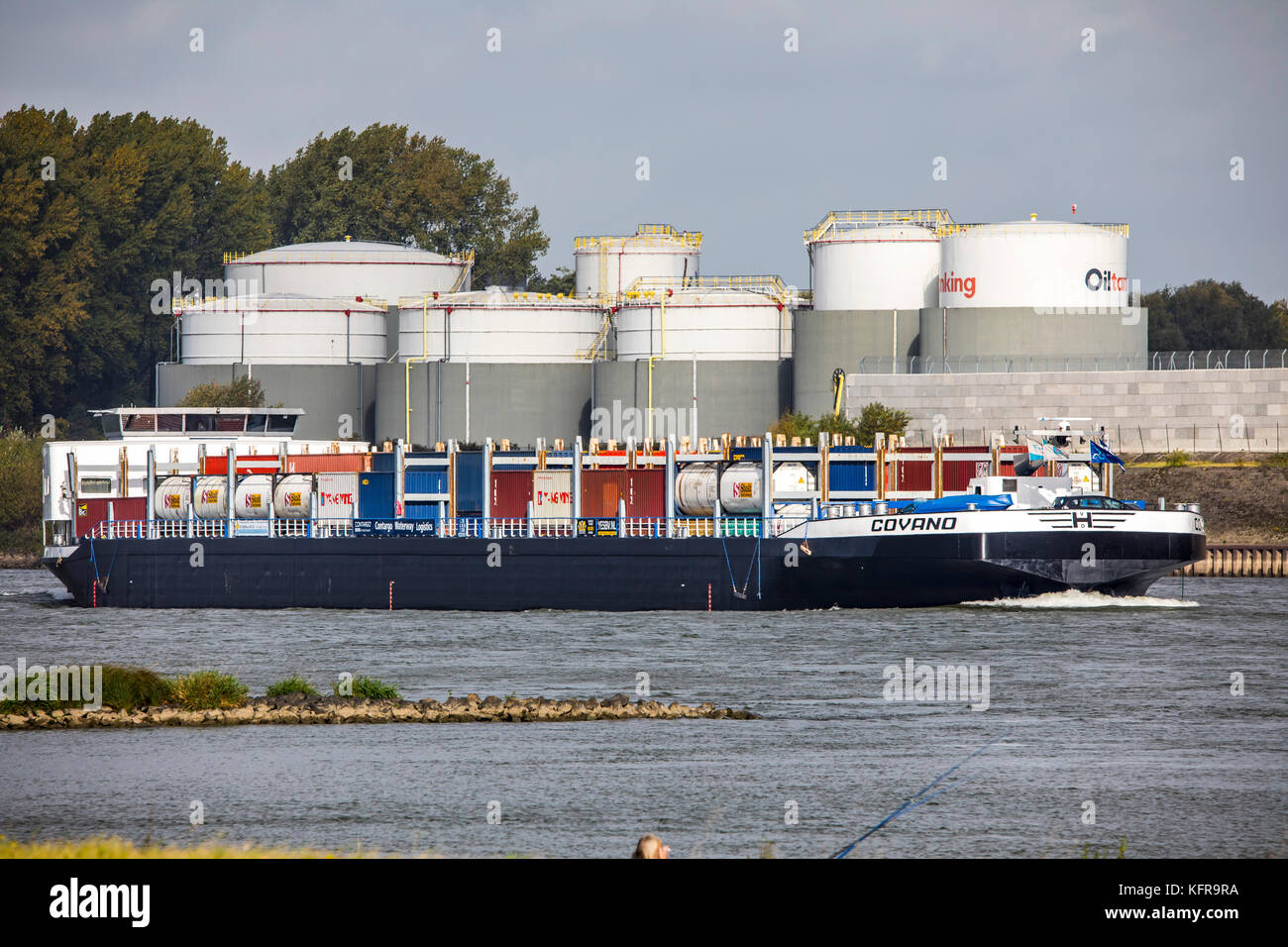 Porti di Duisburg, allevamento di cisterne di Oiltanking Germany GmbH, grandi cisterne per carburanti e oli vegetali, sul Reno, Duisburg, Foto Stock