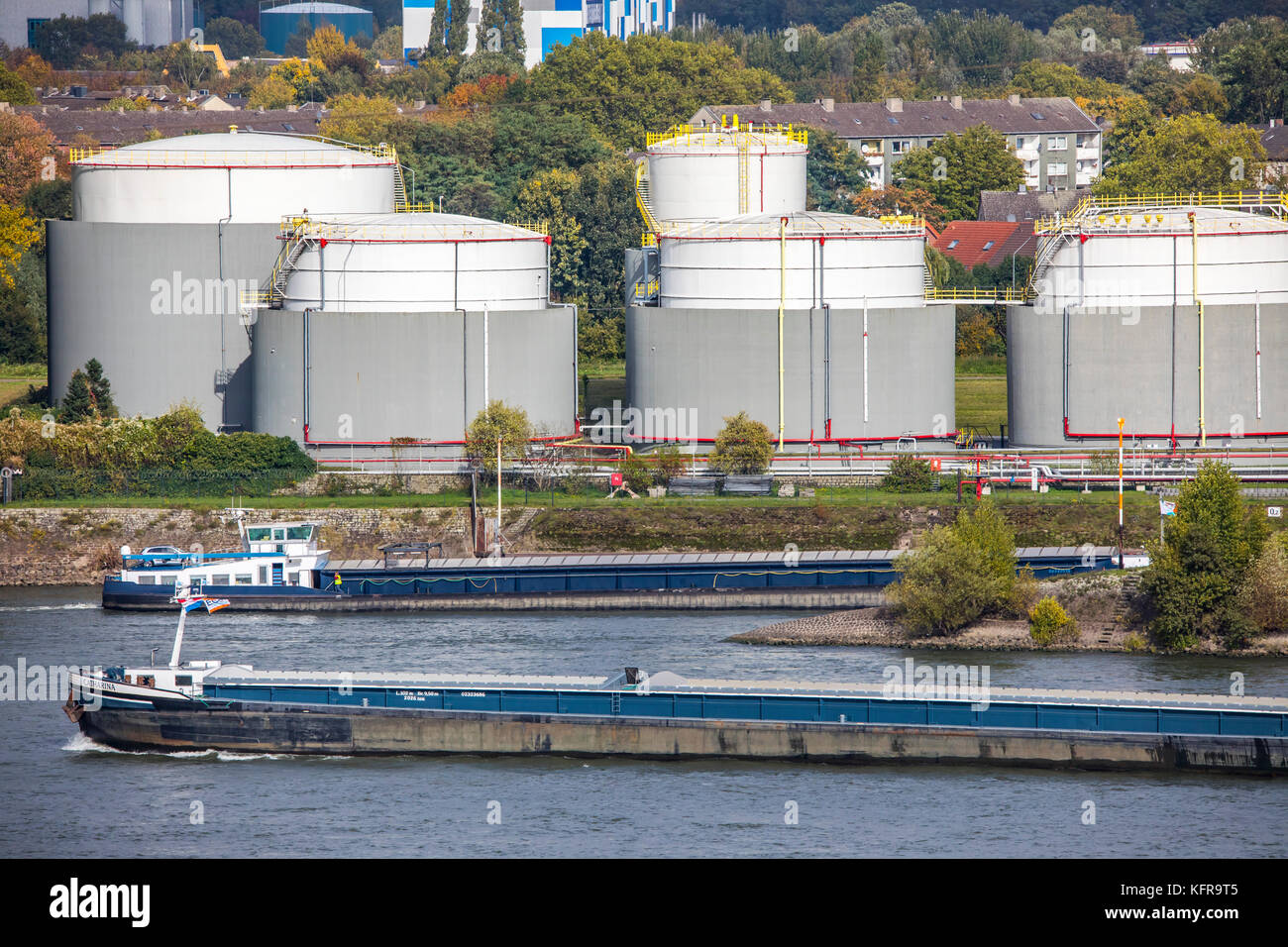 Porti di Duisburg, allevamento di cisterne di Oiltanking Germany GmbH, grandi cisterne per carburanti e oli vegetali, sul Reno, Duisburg, Foto Stock