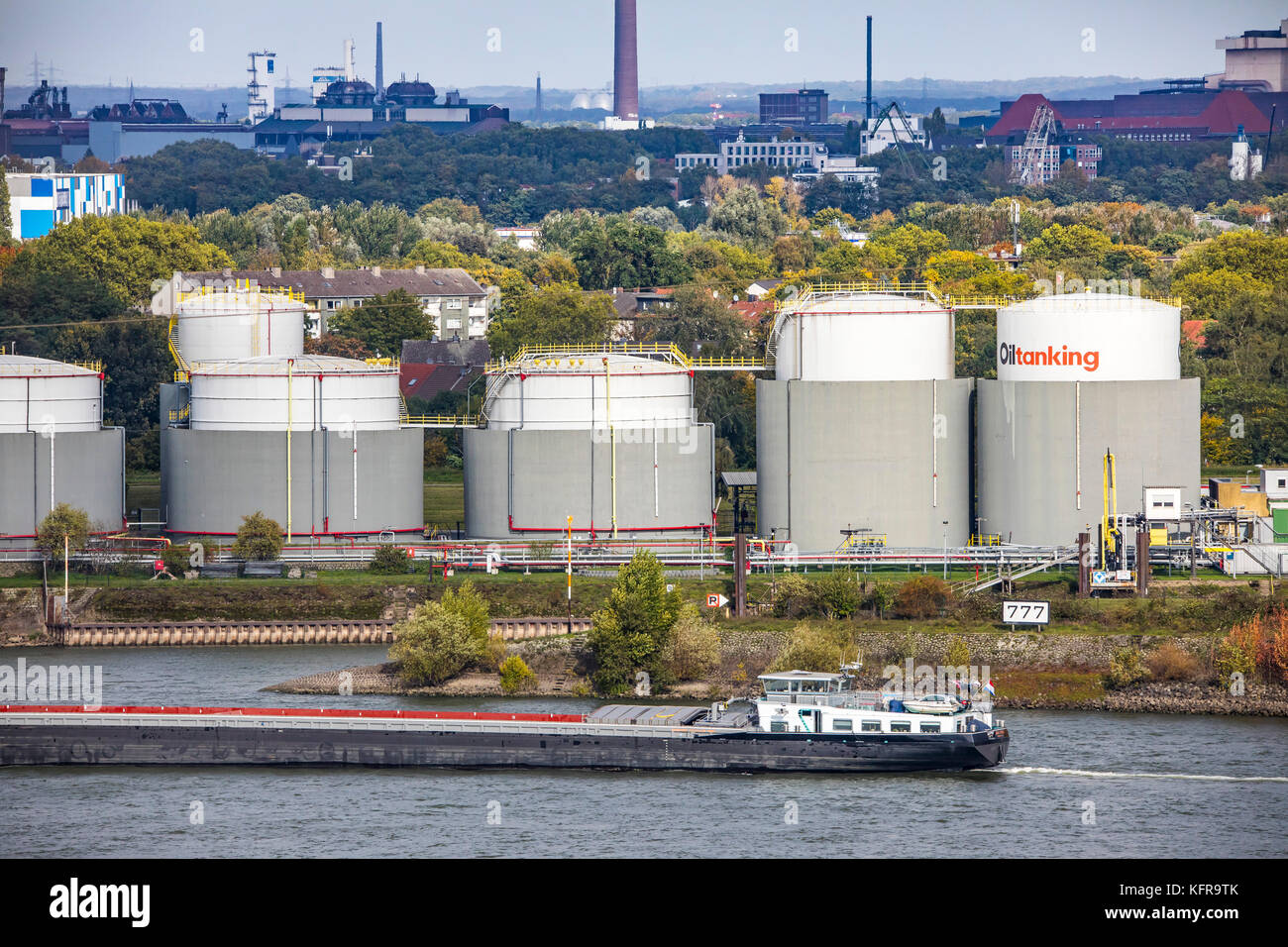 Porti di Duisburg, allevamento di cisterne di Oiltanking Germany GmbH, grandi cisterne per carburanti e oli vegetali, sul Reno, Duisburg, Foto Stock
